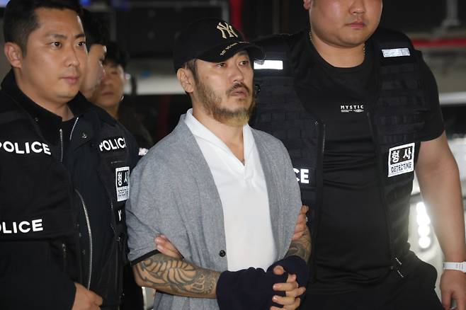 <yonhap photo-3062=""> 경찰청으로 압송된 '필리핀 마약왕' 박왕열 (의정부=연합뉴스) 임병식 기자 = 25일 오전 경기도 의정부시 경기북부경찰청에서 '마약왕'으로 불리던 박왕열이 압송되고 있다. 2026.3.25 andphotodo@yna.co.kr/2026-03-25 09:30:13/ <저작권자 ⓒ 1980~2026 ㈜연합뉴스. 무단 전재 재배포 금지, AI 학습 및 활용 금지></yonhap>