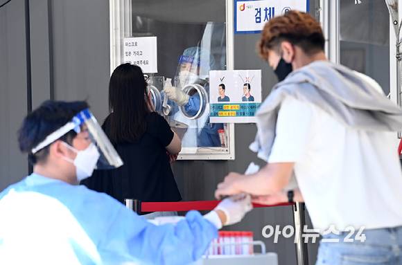 신종 코로나바이러스 감염증(코로나19) 확산 당시 서울역 광장에 설치된 임시선별진료소에서 시민들이 코로나19 검사를 받고 있다. 대한민국은 세계적인 팬데믹 위기에 가장 잘 대응한 모범 사례로 평가받았었다. [사진=아이뉴스24DB]