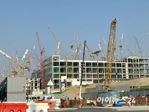 크레인이 빼곡히 들어선 SK하이닉스 용인 반도체 클러스터 공사 현장. 2026.01.23 [사진=권서아 기자]