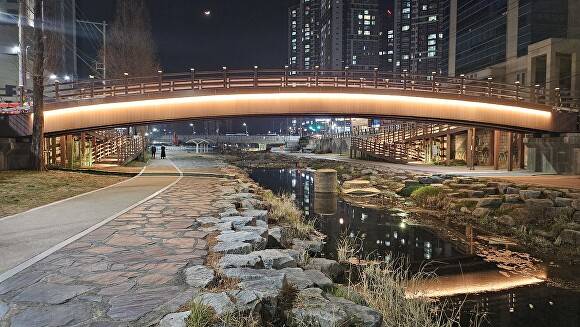 천내천 보행교량(화원교회 앞) 야간경관 개선사업 후 전경 [사진=달성군]