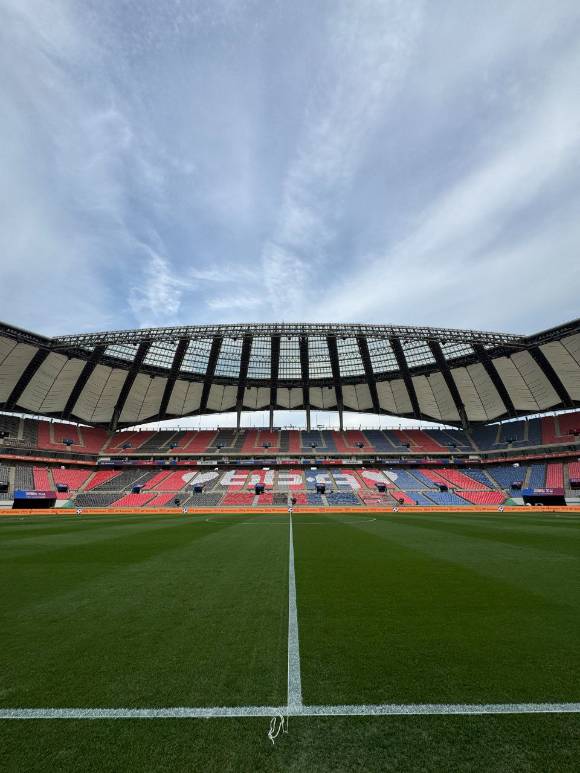 BBQ는 지난해 서울월드컵경기장에서 열리는 '2025 FC바르셀로나 아시아투어–FC서울 친선경기'에 3만여 명의 관람객을 초청했다. [사진=BBQ]