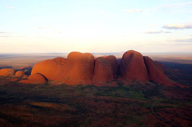 헬기에서 내려다본 카타추타. 제일 높은 봉우리 올가(Olga)봉의 높이가 487m로 울루루보다 높다. 높은 봉우리 사이 좁은 틈이 바람의 계곡, 왈파 고지다. 들어가면 어마어마하게 넓다. 손민호 기자