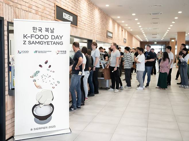 지난해 여름 폴란드에 있는 한 현지기업 구내식당에서 삼계탕을 먹기 위해 외국인 직원들이 줄을 선 모습. 사진 아워홈