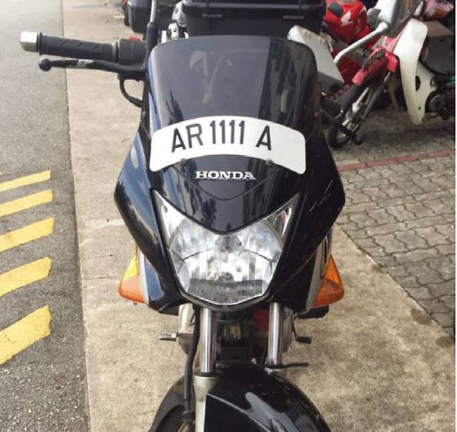 싱가포르의 오토바이 전면번호판. 사진 안전생활실천시민연합