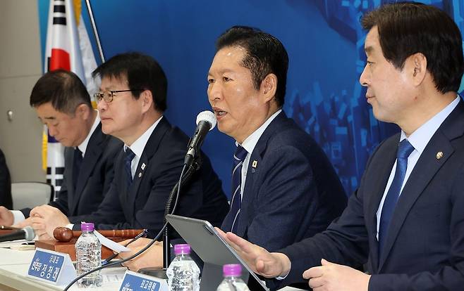 25일 정청래 더불어민주당 대표가 충북 충주시 유네스코국제무예센터 국제회의장에서 열린 민생현장 최고위원회의에서 발언하고 있다. 연합뉴스