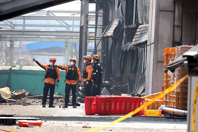24일 오전 대전 대덕구 소재 자동차 부품 제조업체 안전공업 현장감식에 나선 소방 당국 관계자들이 불에 탄 건물 안에서 내부를 살피고 있다. 연합뉴스