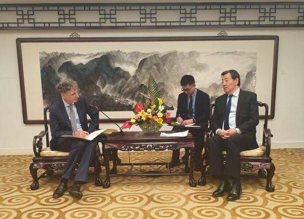 24일 자이쥔(翟雋·오른쪽) 중국 중동문제 특사가 엘리 벨로체르코프스키(왼쪽) 주중 이스라엘 대사를 만나 중동 정세에 관한 의견을 교환하고 있다. 사진 중국외교부홈페이지 캡처