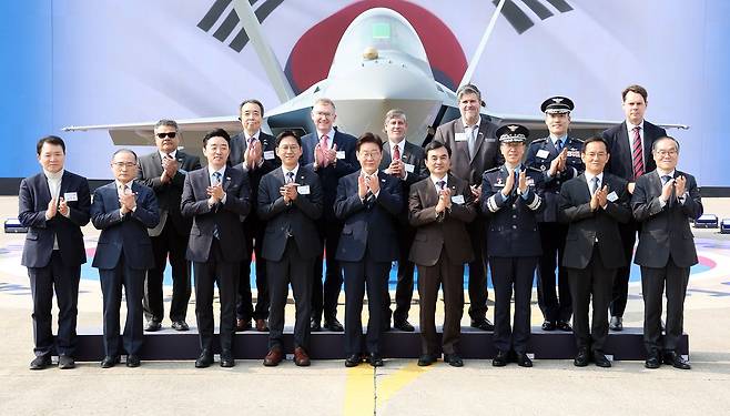 이재명 대통령이 25일 경남 사천 한국항공우주산업(KAI)에서 열린 KF-21 양산 1호기 출고식에서 참석자들과 기념촬영을 하고 있다. 연합뉴스