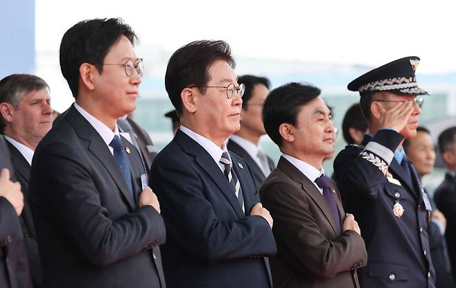 이재명 대통령이 25일 경남 사천 한국항공우주산업(KAI)에서 열린 KF21 양산 1호기 출고식에서 국민의례를 하고 있다. 청와대통신사진기자단