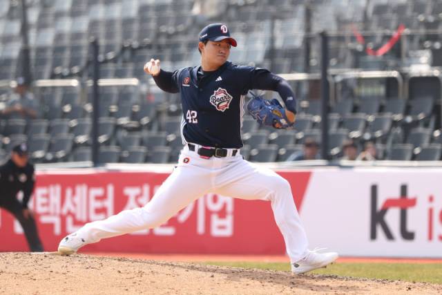 ▲ 두산 베어스 최지강이 24일 수원KT위즈파크에서 열린 KT 위즈와 2026 KBO 시범경기에서 역투하고 있다.  두산 베어스 제공
