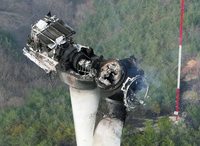 ▲ 24일 오전 경북 영덕군 영덕읍 창포리 풍력발전단지 내 한 풍력발전기가 검게 그을려 있다. 해당 발전기에서는 전날 불이나 발전기에 올라가서 수리하던 작업자 3명이 숨졌다. 연합뉴스
