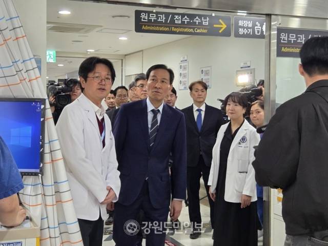 ▲ 25일 원주·횡성 정책투어 일정으로 연세대 원주세브란스기독병원을 찾은 우상호 강원도지사 예비후보가 권역응급센터 내부를 둘러보고 있다. 권혜민 기자