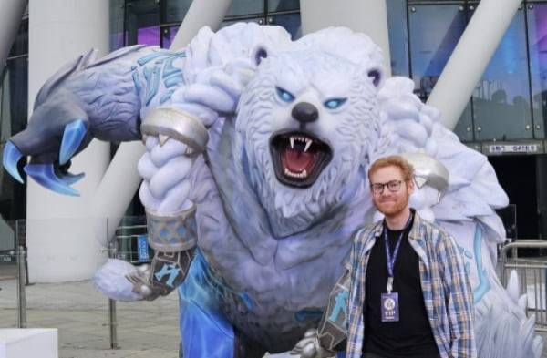 조너선 스테벨 라이엇게임즈 TFT 커뮤니케이션 총괄이 '볼리베어' 조형물 앞에서 포즈를 취하고 있다.  /이주현 기자