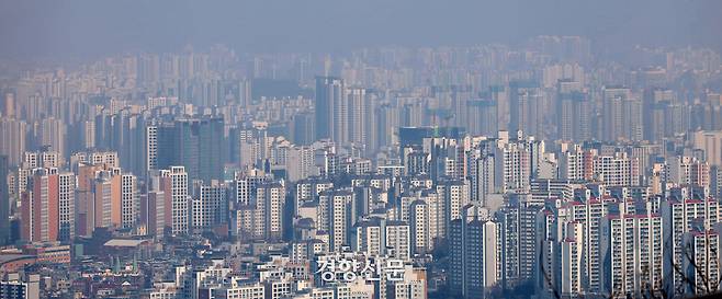 서울 남산에서  아파트가 보이고 있다. 김창길 기자