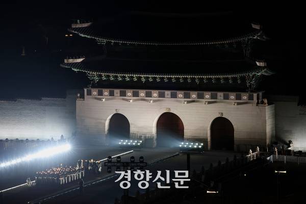 방탄소년단(BTS) 멤버들이 지난 21일 공연 시작 전 무대에서 무용수들 뒤에 서 있다. 사진공동취재단