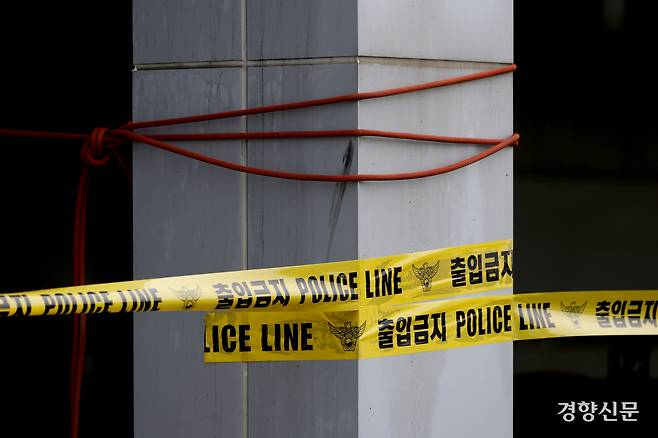 25일 대전 안전공업 화재 참사 현장에서 경찰과 소방, 국립과학수사원, 안전보건공단 등 관계기관이 현장 감식을 진행하고 있다.  대전|문재원 기자