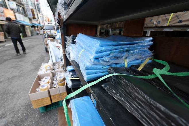 주목받는 비닐봉지 중동 사태에 따른 원료 수급 불안 영향으로 ‘비닐 대란’ 우려가 확산되고 있는 25일 서울의 한 시장에 비닐 관련 용품이 진열돼 있다. 연합뉴스