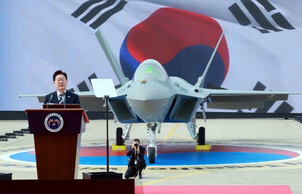 이재명 대통령이 25일 경남 사천 한국항공우주산업(KAI)에서 열린 KF-21 양산 1호기 출고식에서 격려사를 하고 있다. 2026.3.25 [청와대통신사진기자단]