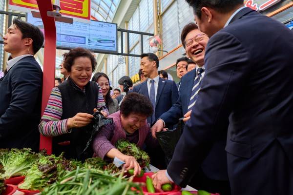 이재명 대통령이 25일 경남 진주시 진주중앙시장을 방문해 상인과 대화를 나누고 있다. 청와대 제공