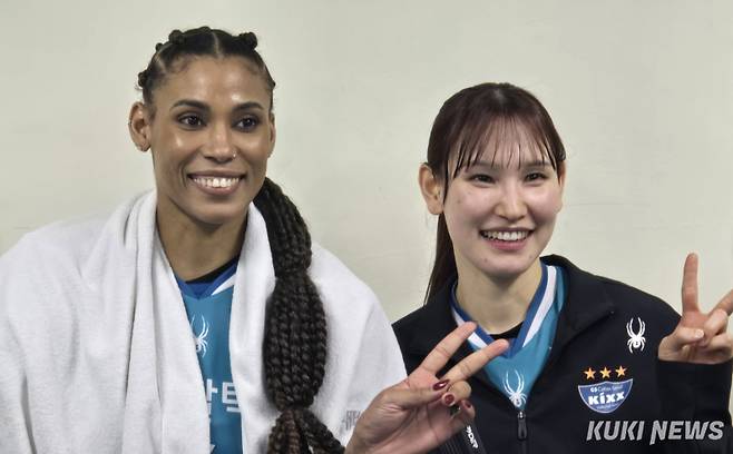 실바와 안혜진이 24일 오후 7시 서울 장충체육관에서 열린 ‘진에어 2025~2026 V-리그’ 여자부 준플레이오프 흥국생명과 홈경기를 승리한 뒤 인터뷰에 임하고 있다. 김영건 기자