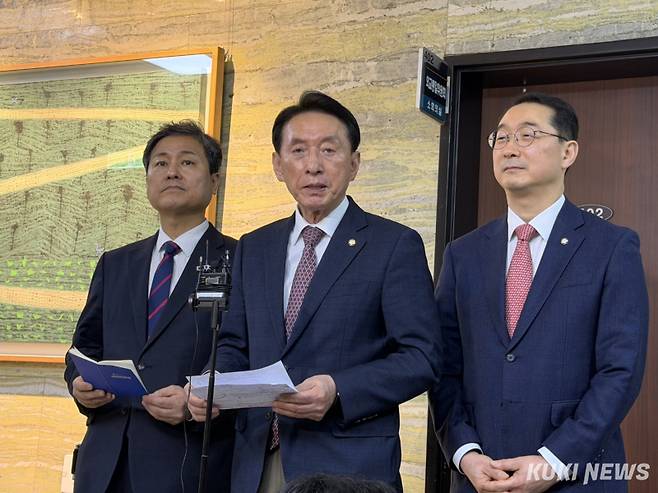 김석기 외교통일위원회 위원장(가운데)이 25일 서울 여의도 국회에서 사이드 쿠제치 주한 이란대사와 면담 후 기자들과 만나 대화하고 있다. 유병민 기자