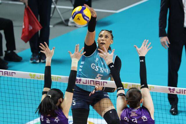 GS칼텍스의 실바가 24일 흥국생명과의 2025-2026 V리그 여자부 준플레이오프에서 스파이크를 때리고 있다. 연합뉴스