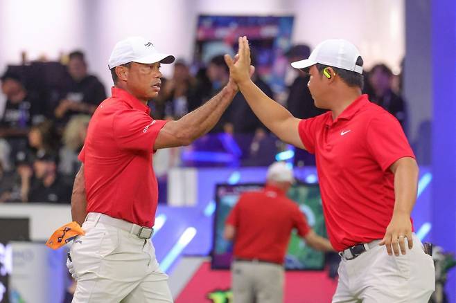25일(한국시간) 미국 플로리다주 팜비치가든스의 소파이 센터에서 열린 2025-2026 TGL 결승 2차전에 출전한 타이거 우즈가 팀 동료인 김주형(오른쪽)과 하이파이브를 하고 있다. AP연합뉴스