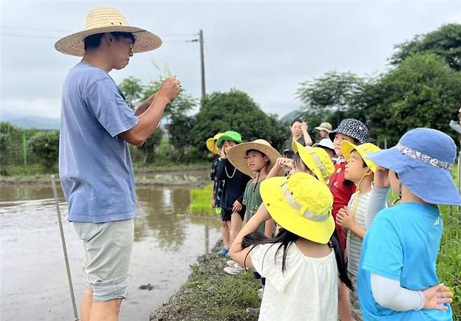 기장 농촌 사회선교사 유대은(왼쪽) 목사가 지난해 전남 장흥 한 밭에서 학생들을 대상으로 교육하고 있다. 유 목사 제공