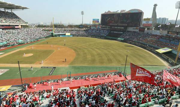 지난 시즌 SSG 랜더스필드서 열린 SSG와 두산의 개막전 경기 장면. SSG 제공