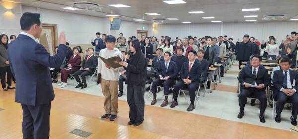 포천시환경농업대학장인 백영현 학장 앞에서 신입생 대표와 신입생들이 자리에서 일어나 입학선서를 하고 있다. 손지영기자