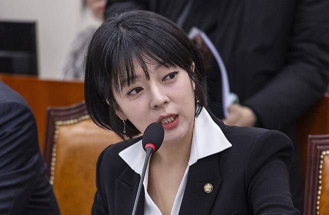 배현진 국민의힘 의원이 6일 국회에서 열린 외교통일위원회 전체 회의에 출석해 중동 사태 관련 재외 국민 보호 대책 관련 질의를 하고 있다. 2026.3.6 / 사진=연합뉴스