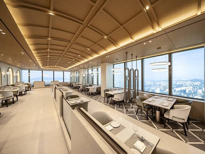 63빌딩 내 워킹온더클라우드 ‘가든’ 레스토랑. 한화호텔앤리조트