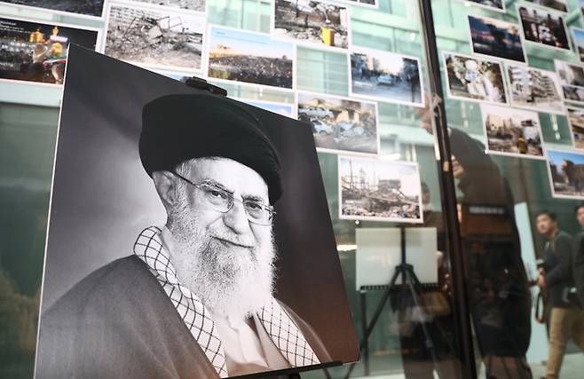 5일 서울 용산구 주한 이란이슬람공화국대사관에서 사이드 쿠제치 주한 이란 대사의 기자회견을 앞두고 대사관 직원들이 미국·이스라엘의 이란 공격 관련 사진을 붙이고 있다. [사진=한주형기자]