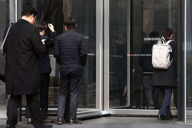 서울 서초구 삼성전자 사옥에서 직원들이 오가는 모습.[뉴스1]
