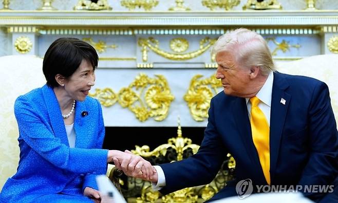 손 맞잡은 미일 정상.[AP 연합뉴스]