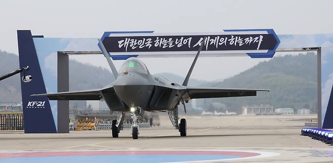 25일 경남 사천 한국항공우주산업에서 KF-21 양산 1호기가 공개되고 있다.20260324 청와대사진기자단 김호영기자