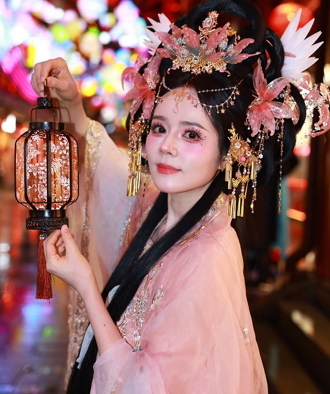 왕홍 메이크업 체험을 한 배우 한가인. [한가인 인스타그램 캡처]