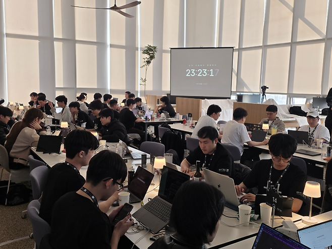 21일 여의도 인근에서 열린 ‘흑백개발자 THE 해커톤’ 대회에 국내 개발자 80명이 모여 30시간 동안 서비스 개발을 진행하고 있는 모습. [사진=최원석 기자]