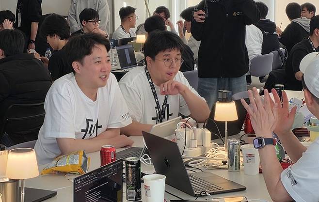 이준석 개혁신당 의원이 21일 여의도 인근에서 열린 ‘흑백개발자 THE 해커톤’ 대회에 참여해 팀원들과 회의하고 있다. [사진=최원석 기자]