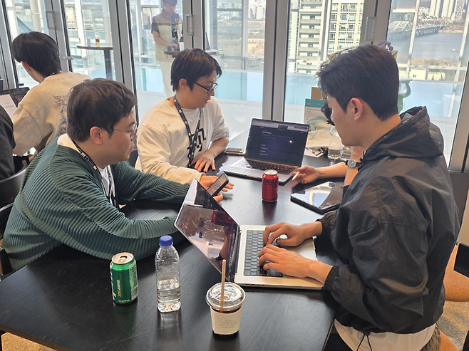 이대범 온더룩 대표(왼쪽에서 두번째)가 팀원들과 사업 아이템에 대해 회의하는 모습. [사진=최원석 기자]