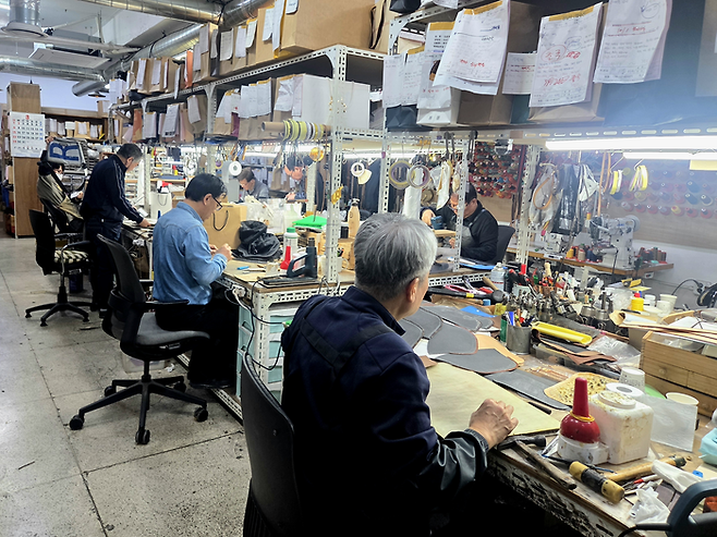 이경한 대표가 운영하는 강남사에서 리폼 장인들이 작업하고 있다. [김혜진 기자]