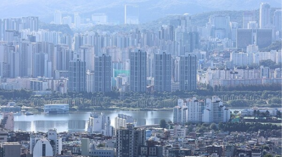 서울 남산에서 바라본 한강변 지역 내 아파트 단지들 모습. (사진=연합뉴스)