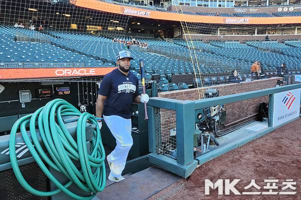 소크라테스가 타격 연습을 위해 필드에 들어서고 있다. 사진(美 샌프란시스코)= 김재호 특파원