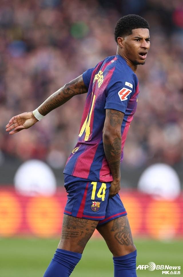 래시포드 잔류도 쉽지 않다. 바르셀로나는 맨체스터 유나이티드에서 많은 문제를 일으킨 래시포드를 임대 영입, 분명 큰 효과를 봤다. 그렇기에 다시 한 번 임대를 통한 영입을 원하고 있다. 그러나 ‘ESPN’에 의하면 맨유는 이전 래시포드 임대 계약 당시 합의된 3000만 유로 전액을 지불, 완전 영입 조건을 지키는 것을 바라고 있다. 바르셀로나와 완전히 다른 생각이다. 사진=AFPBBNews=News1