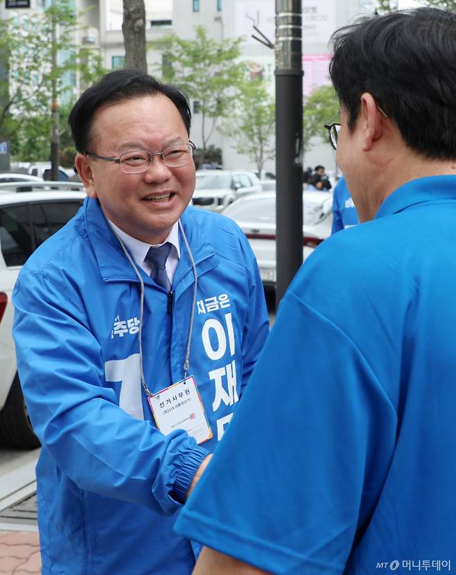 (전주=뉴스1) 유경석 기자 = 김부겸 더불어민주당 총괄선대위원장이 21일 전북 전주시 마전로 일원에서 이재명 더불어민주당 대선 후보 지지 선거운동을 하고 있다. 2025.5.21/뉴스1 Copyright (C) 뉴스1. All rights reserved. 무단 전재 및 재배포, AI학습 이용 금지. /사진=(전주=뉴스1) 유경석 기자