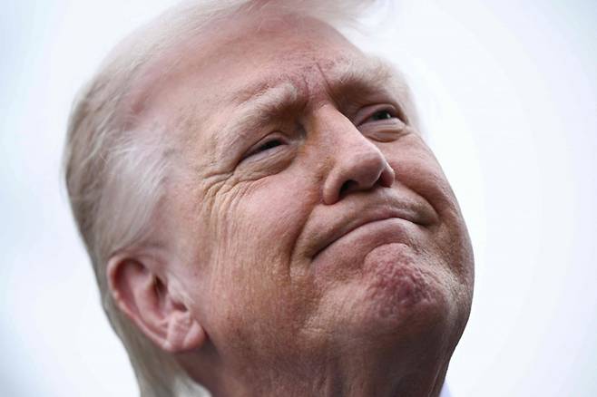 도널드 트럼프 미국 대통령이 20일(현지시간) 워싱턴DC 백악관에서 마러라고 자택으로 출발하기 전 기자들과 대화하고 있다. /AFPBBNews=뉴스1