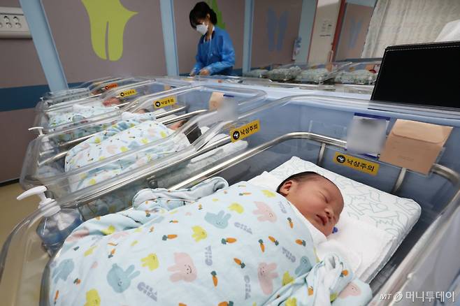 경기 고양시 일산차병원 신생아실에서 간호사가 아기를 돌보고 있다./사진=(고양=뉴스1) 황기선 기자