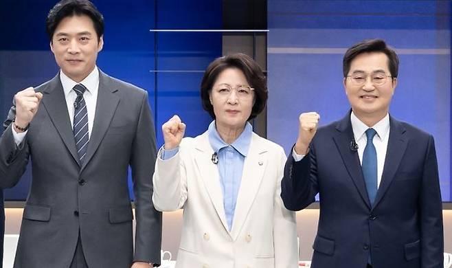 지난 19일 서울 마포구 JTBC에서 열린 더불어민주당 경기도지사 예비경선 합동토론회에서 (왼쪽부터)한준호, 추미애, 김동연 후보가 공정한 경쟁을 다짐하고 있다. /사진=국회사진기자단·뉴스1