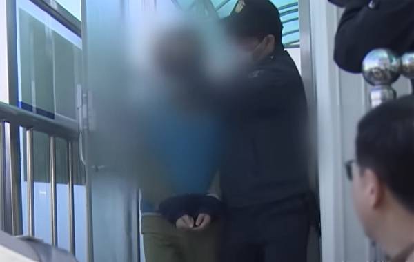 40대 여성을 납치하고 성폭행 등을 한 혐의로 실형을 선고받은 10대가 교도소에서도 범죄를 저지른 사실이 확인됐다. 사진은 40대 여성을 납치해 성폭행한 혐의로 실형을 받은 10대 모습. /사진=JTBC 캡처