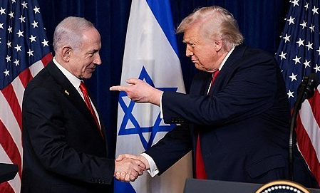 트럼프 미국 대통령과 악수하는 베냐민 네타냐후 이스라엘 총리(왼쪽). 로이터 연합뉴스
